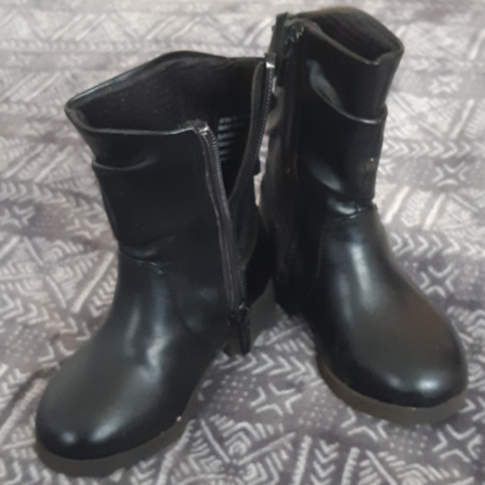 Like new little girls winter boots in Size 5